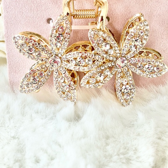 New with tag 2 GORGEOUS PEARL accented AND “DIAMOND” accented METAL HAIR CLIPS - Picture 5 of 5